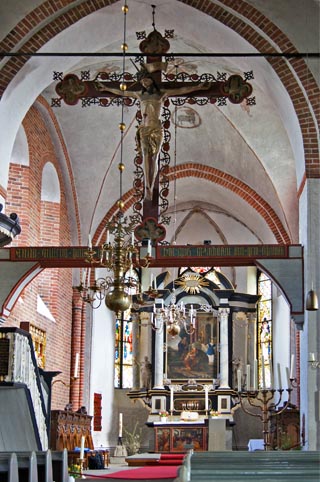 Triumphkreuz und Altarraum in Nikolai-Kirche in M�lln