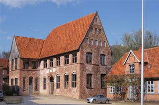 Medaillongeb�ude hinter Stadthauptmannshof M�lln