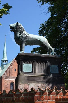Ratzeburger L�wen-Standbild vor dem Dom